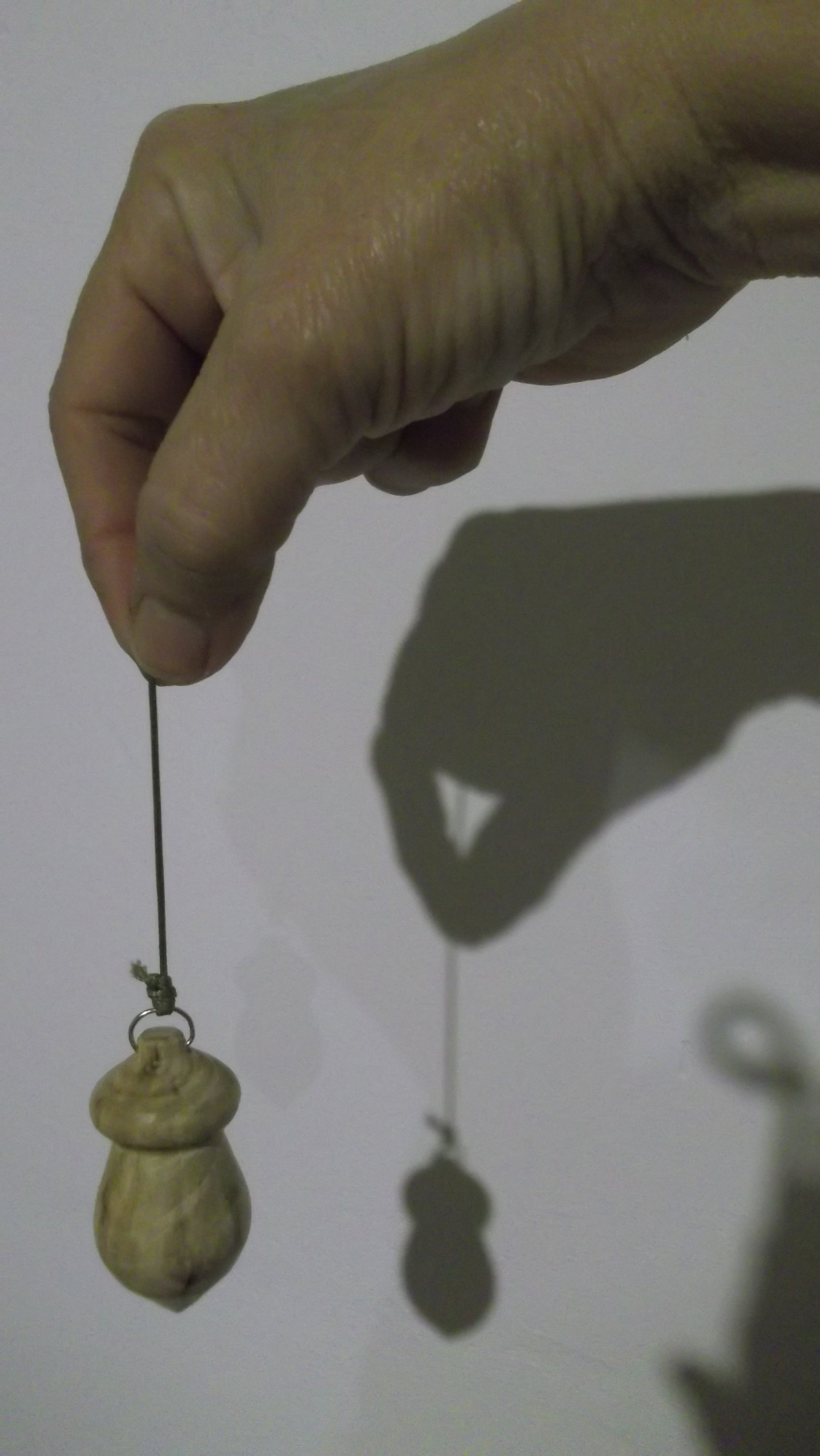 Pendule Bois de genêt - forme Champignon - en main