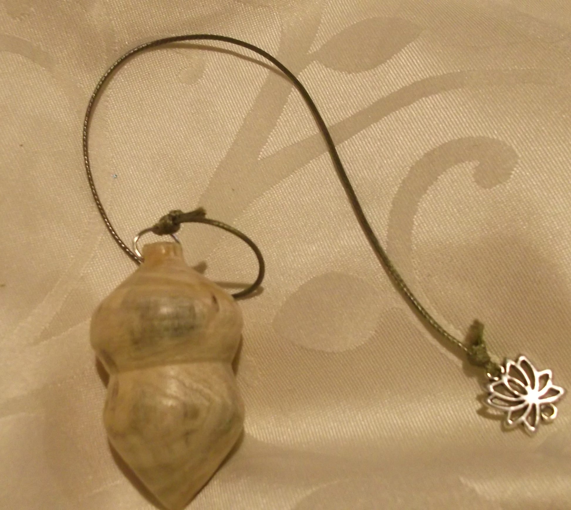 Pendule - Bois de Genêt - Forme fruit du chêne